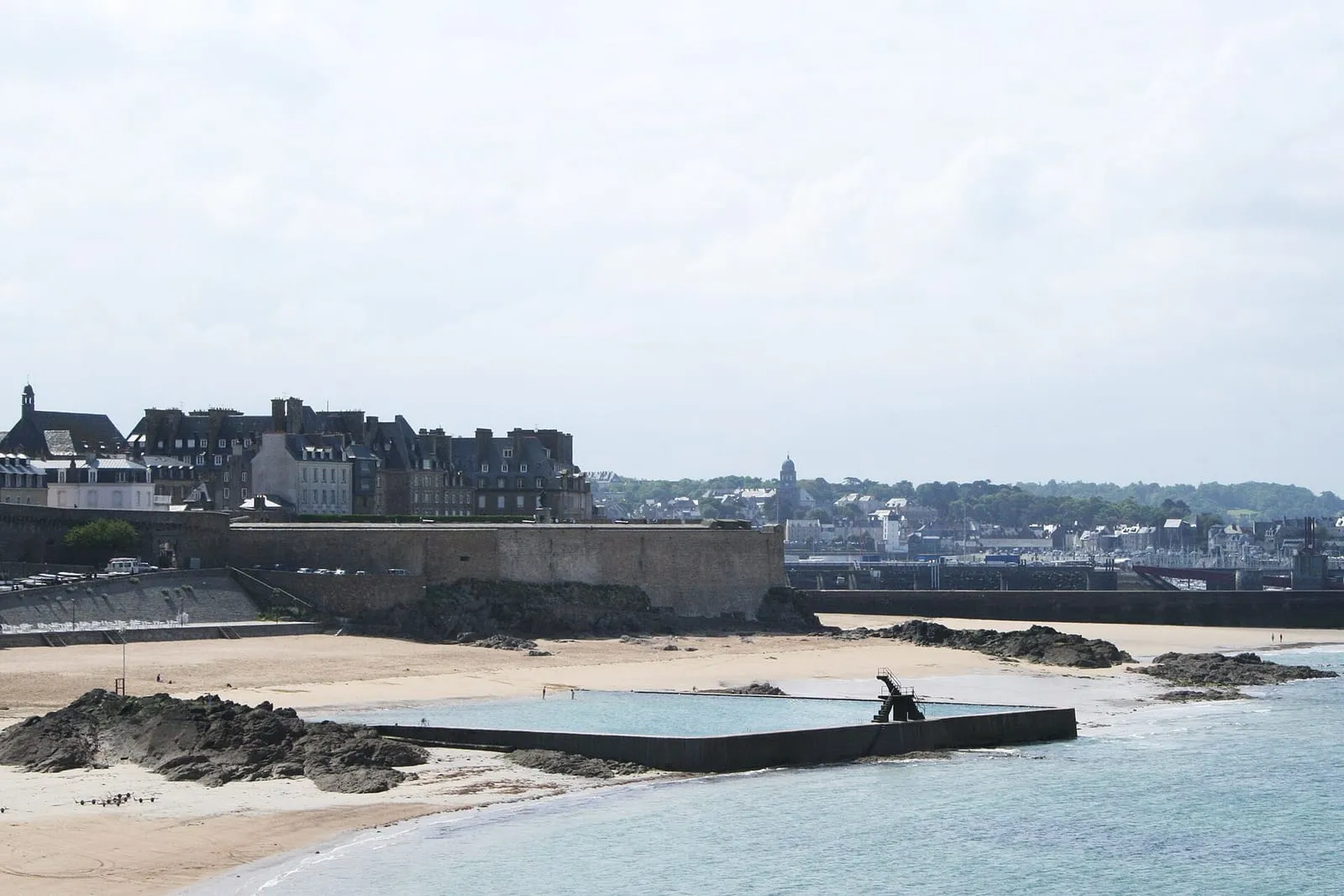 La plage de Bon-Secours au pied des remparts de Saint-Malo