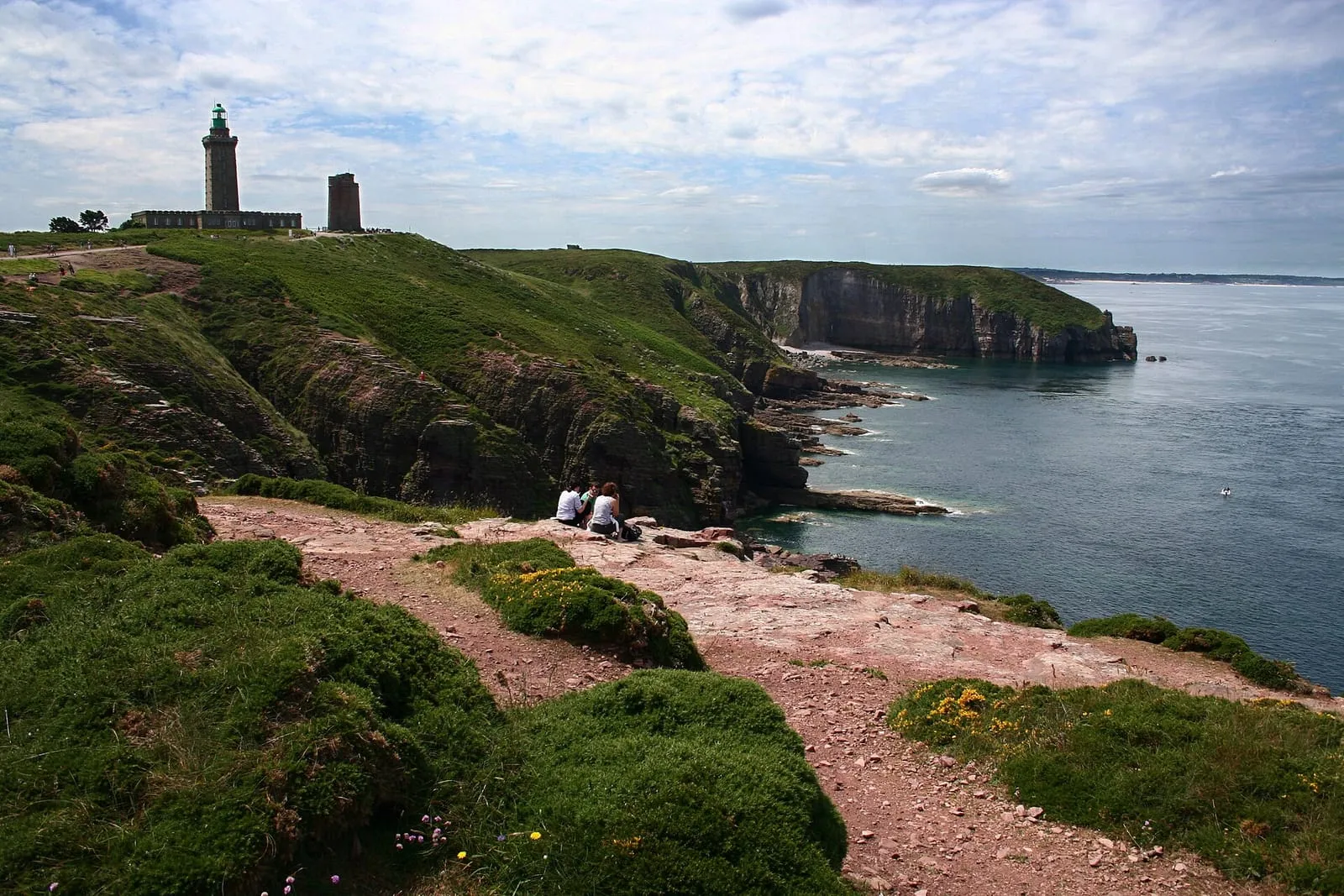 Le phare du cap Fréhel au-dessus de la lande