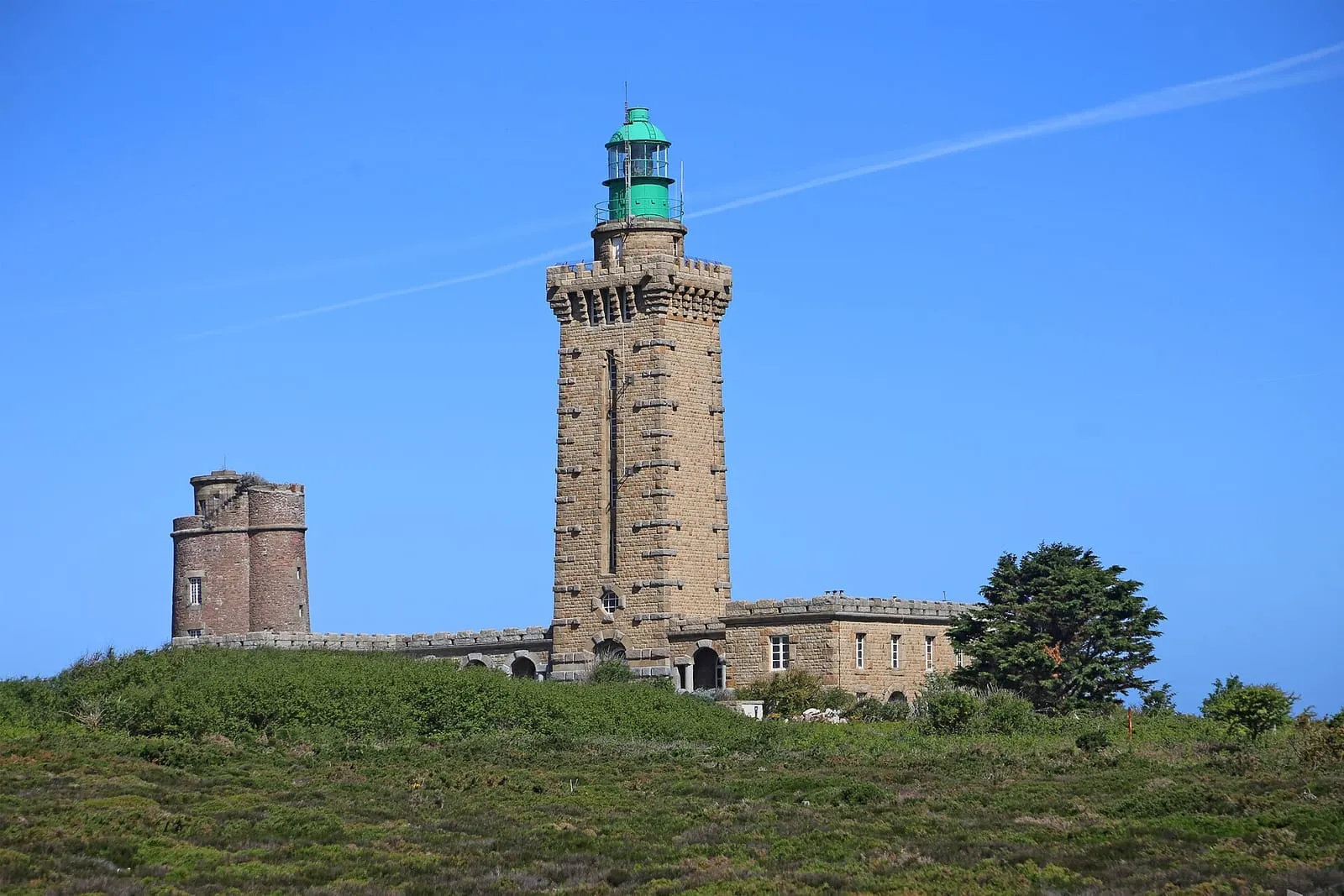 Les deux phares du cap Fréhel côte à côte