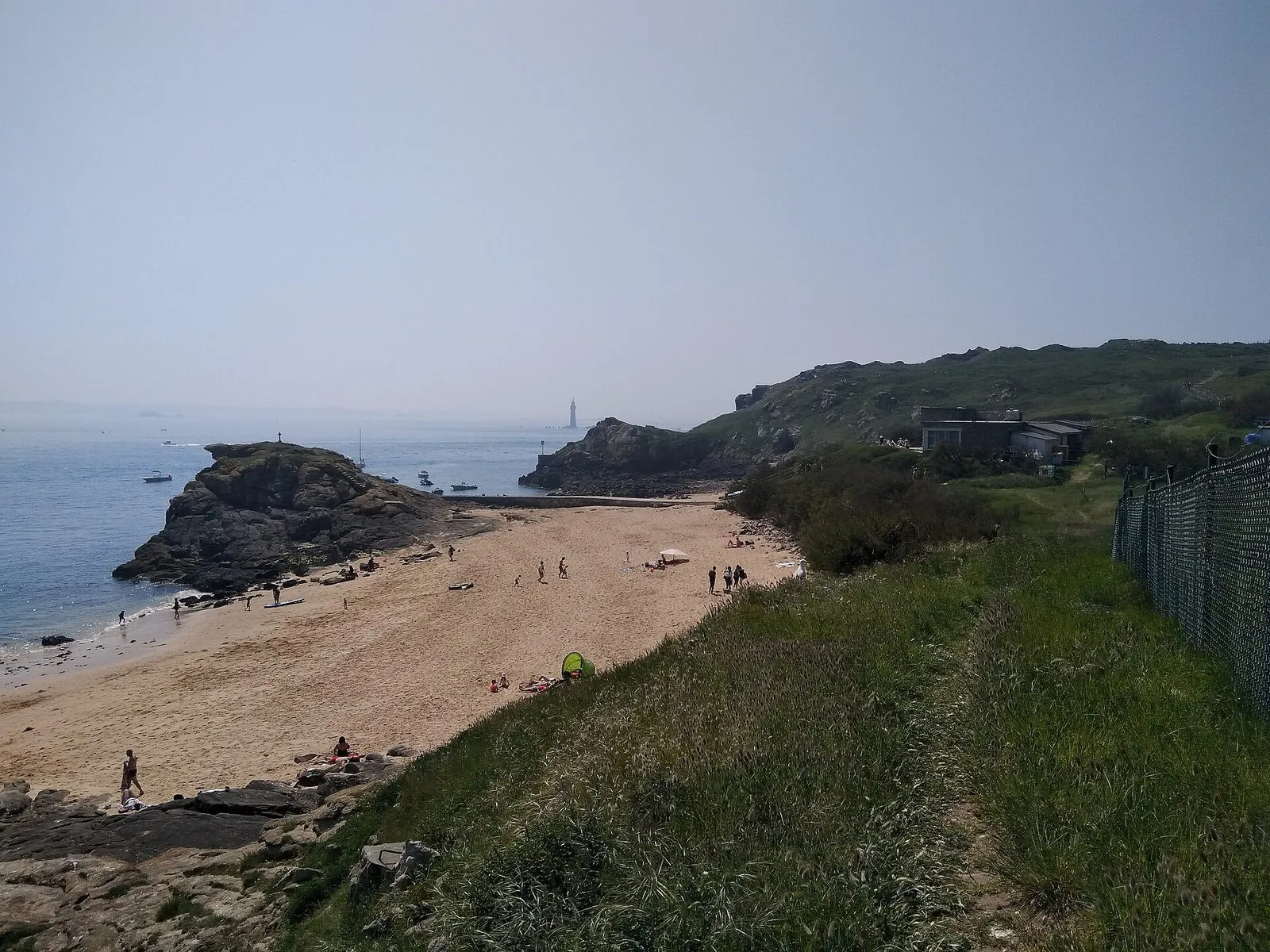 The beach on Cézembre with the restaurant behind and the fence of the restricted zone