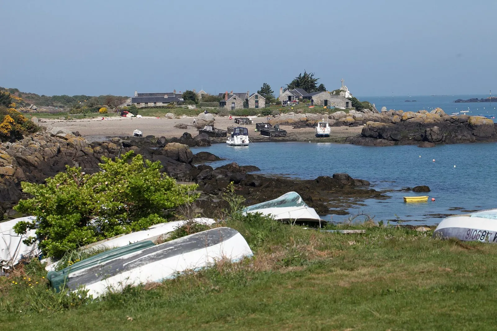 Maisons de granit du village des Blainvillais au bord d'une anse de Chausey