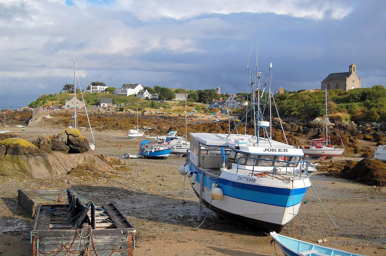 Bateaux de pêche échoués à marée basse devant la chapelle de la Grande-Île de Chausey