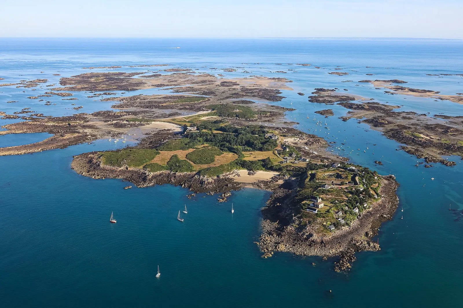 Vue aérienne de la Grande-Île de Chausey et des îlots découverts par la marée