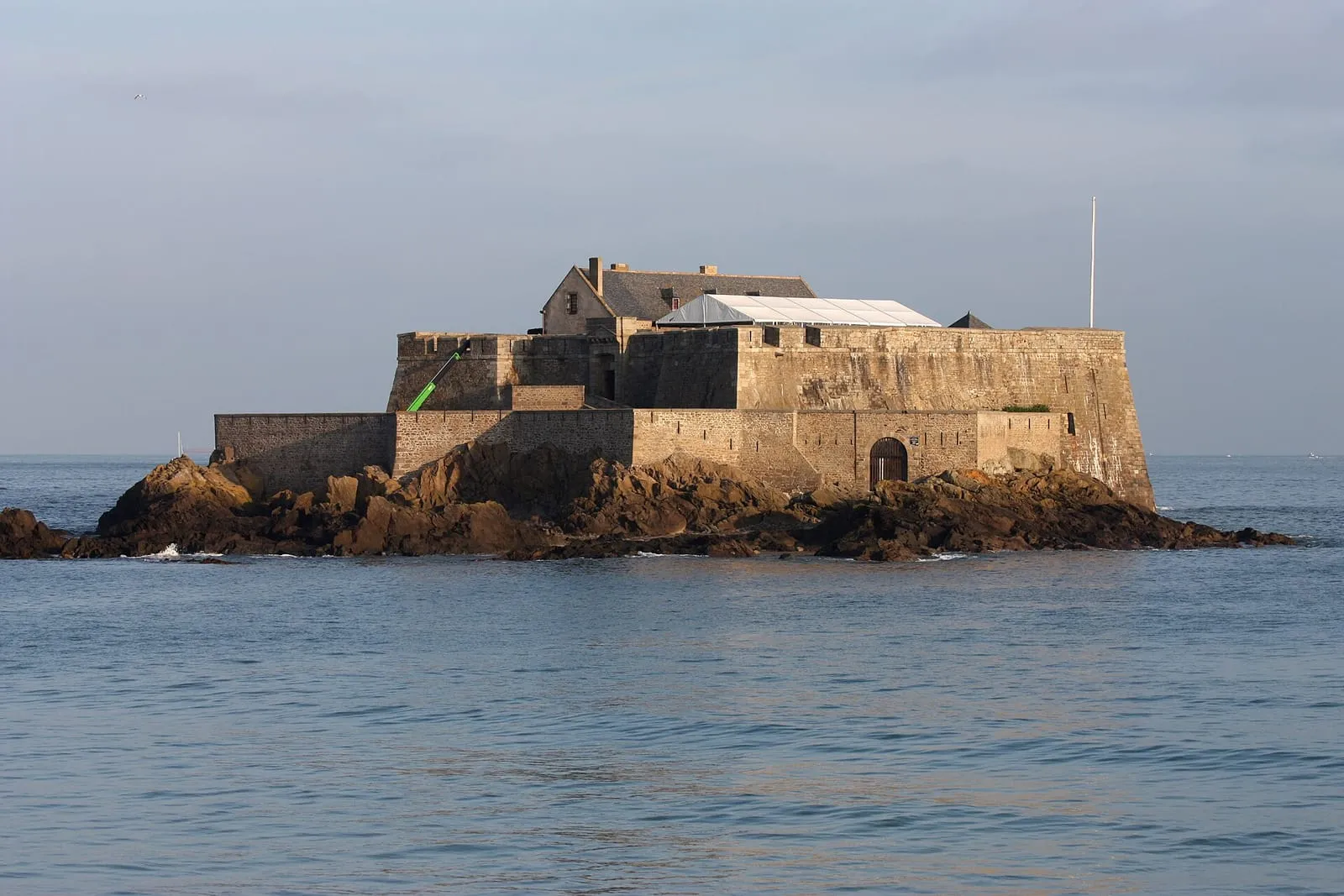 Le Fort National vu depuis la plage de l'Éventail