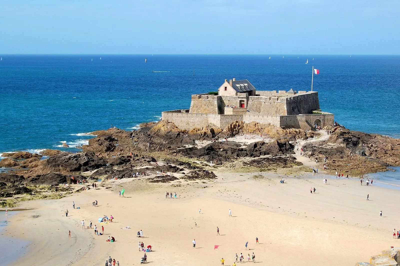 Le Fort National sur son rocher face au Sillon