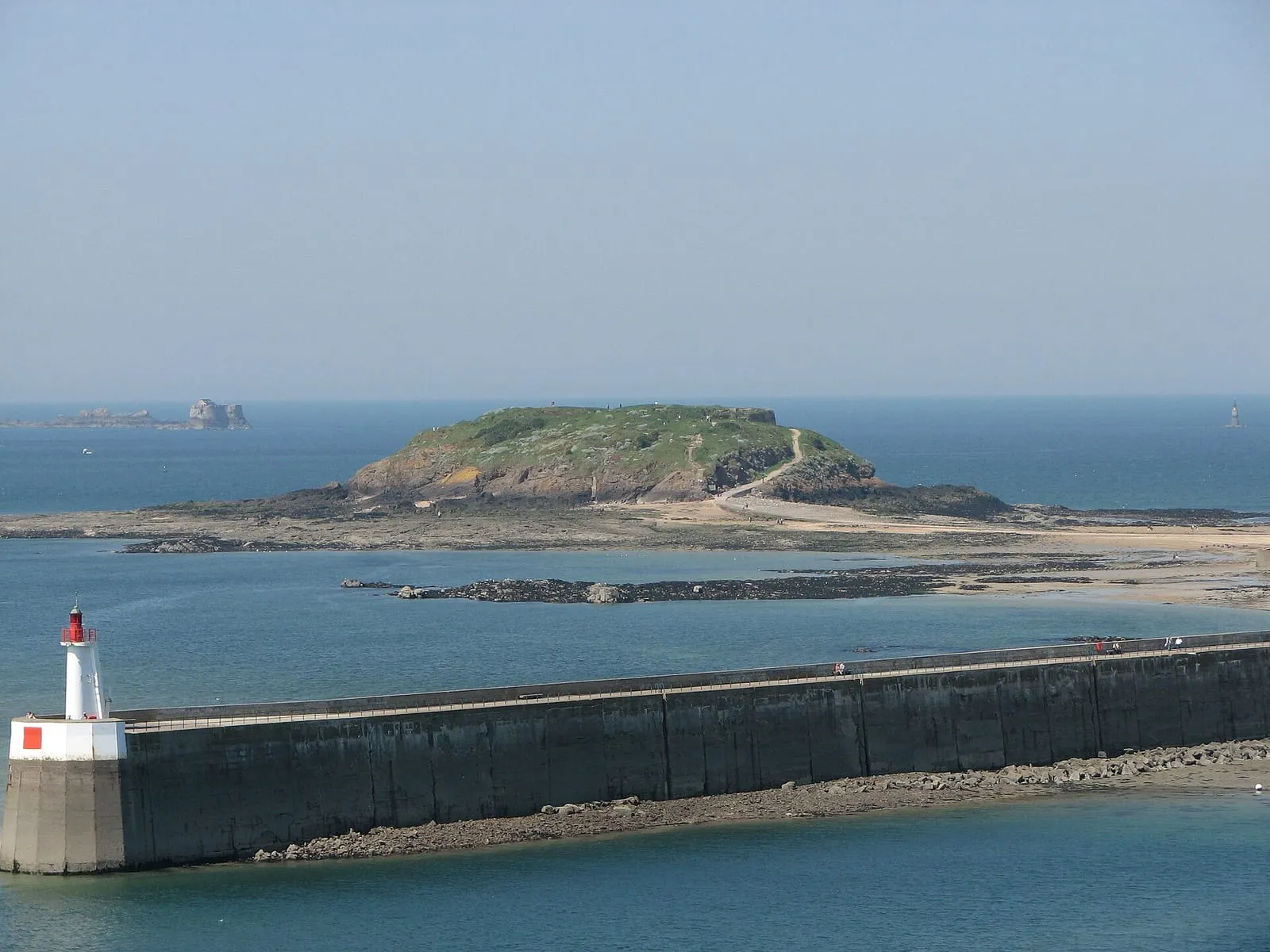 Le Grand Bé vu depuis la cité d'Aleth, à l'entrée du port de Saint-Malo