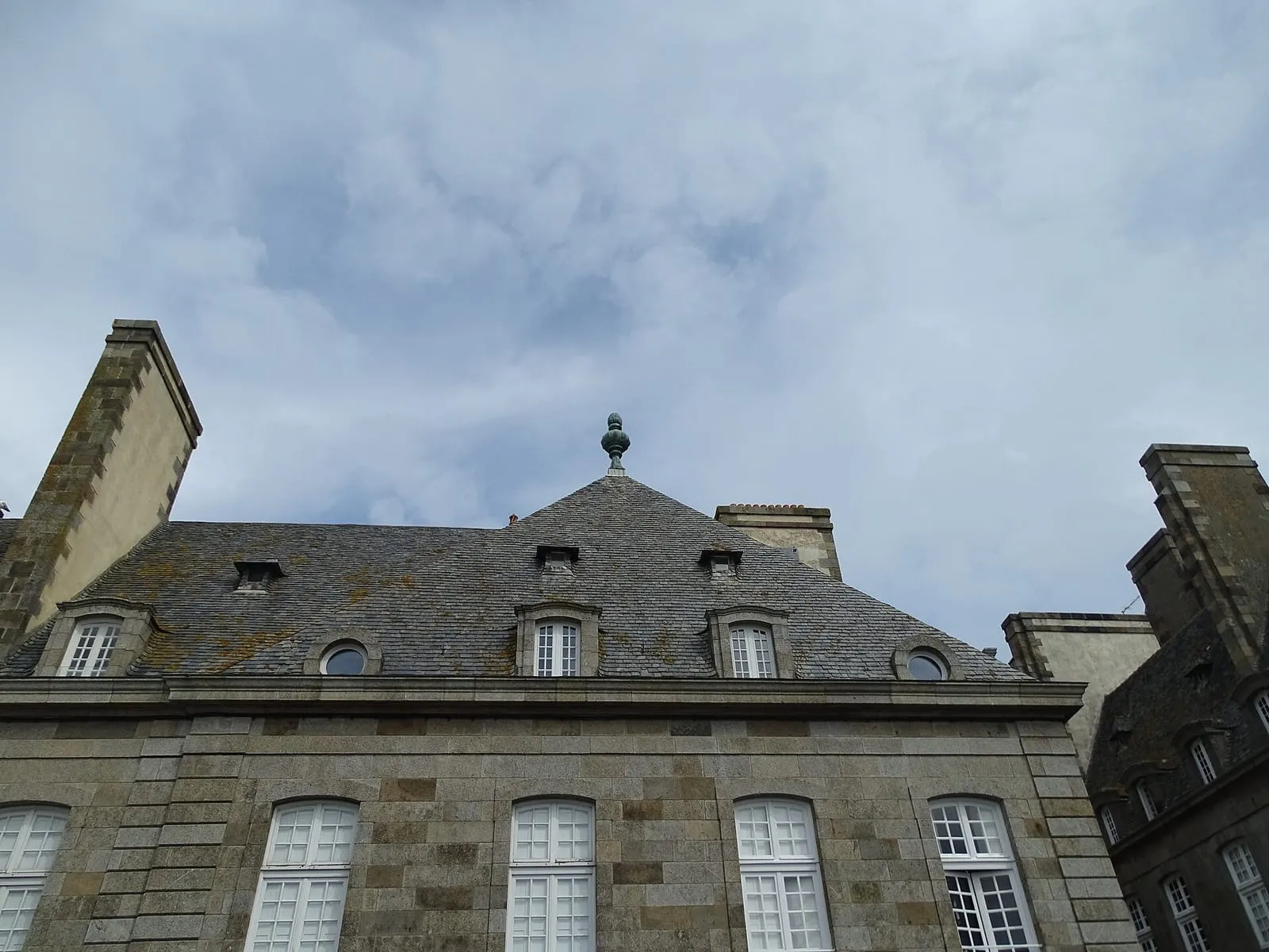 Façade en granit de la maison de Robert Surcouf à Saint-Malo