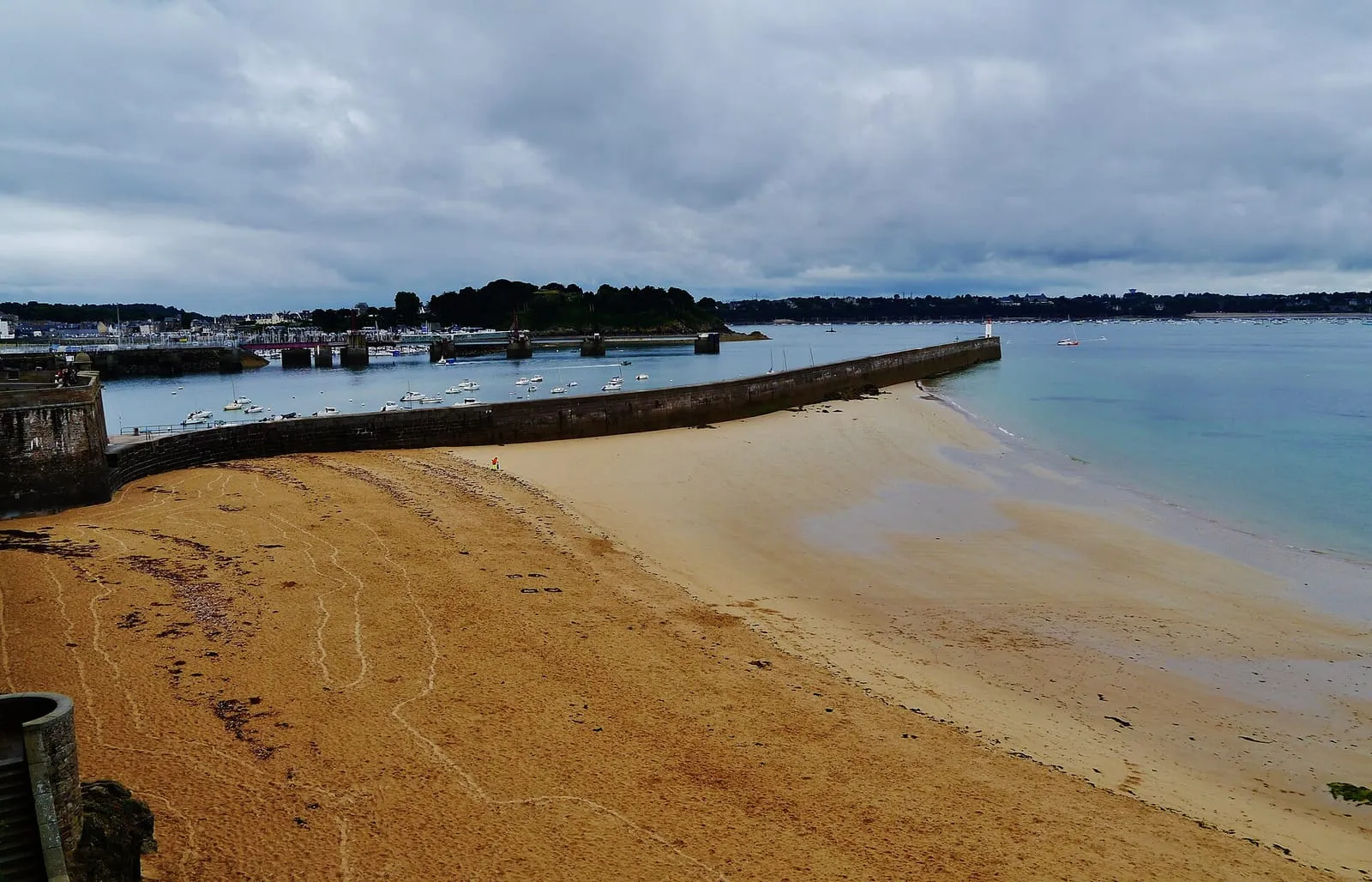 The môle des Noires seen from the Saint-Servan side