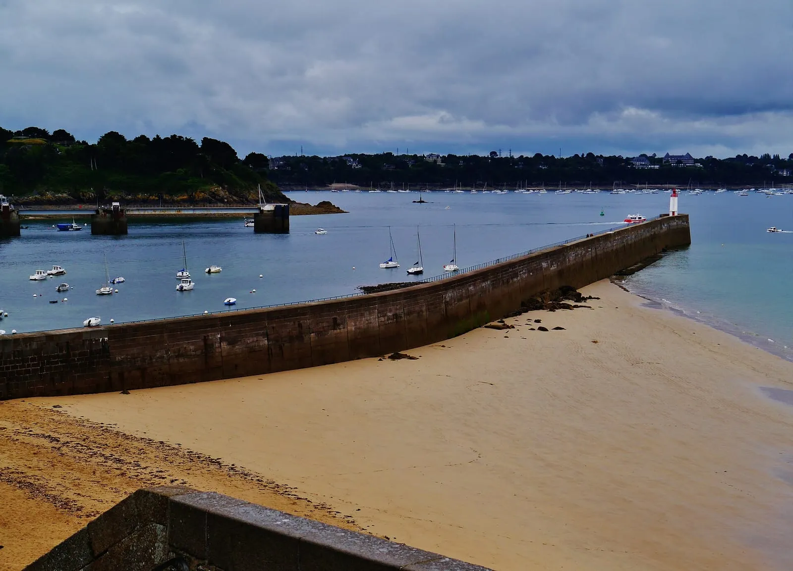 Le môle des Noires, la grande jetée de granit à l'entrée du port de Saint-Malo