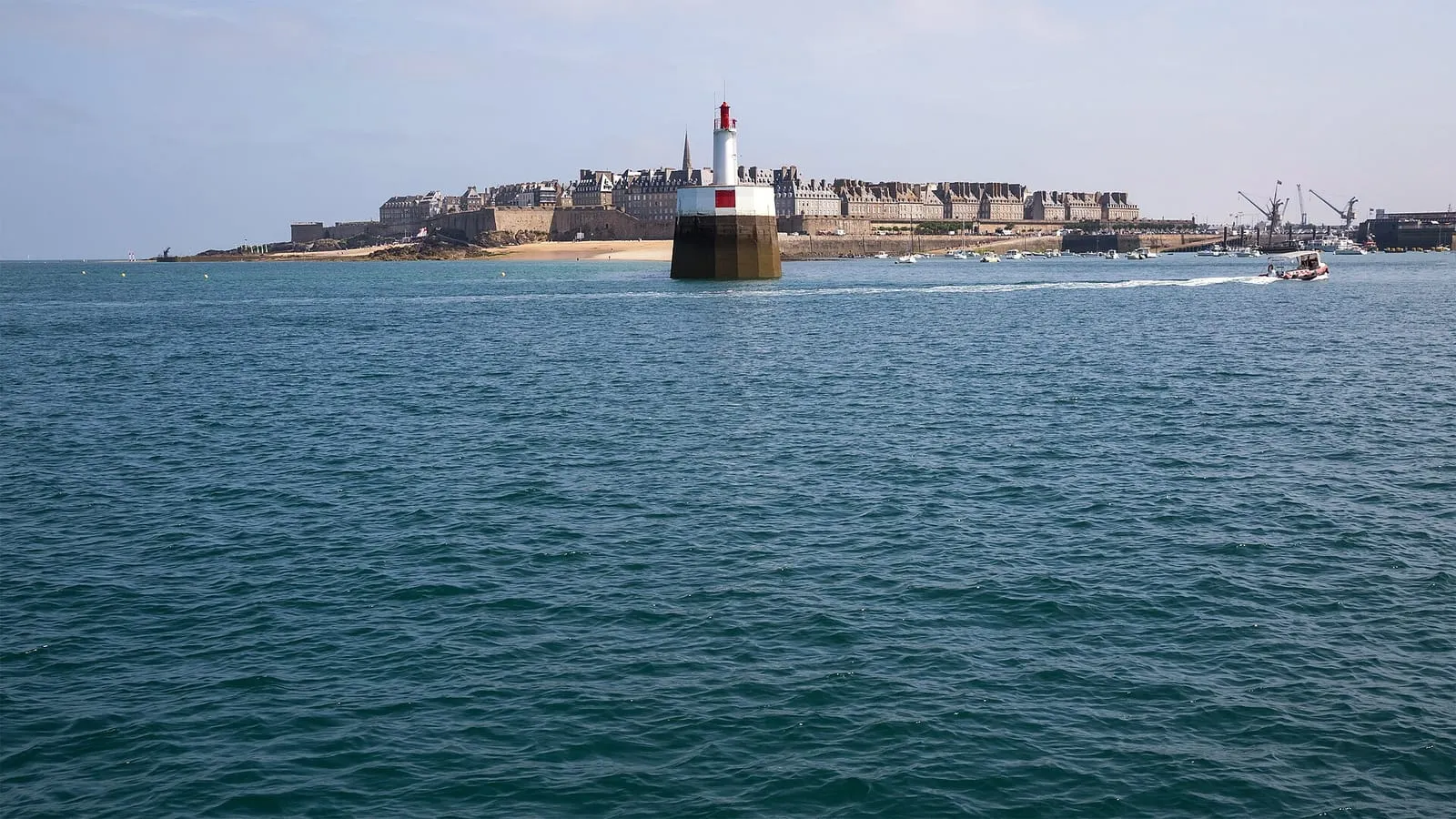 Vagues sur le môle des Noires à Saint-Malo