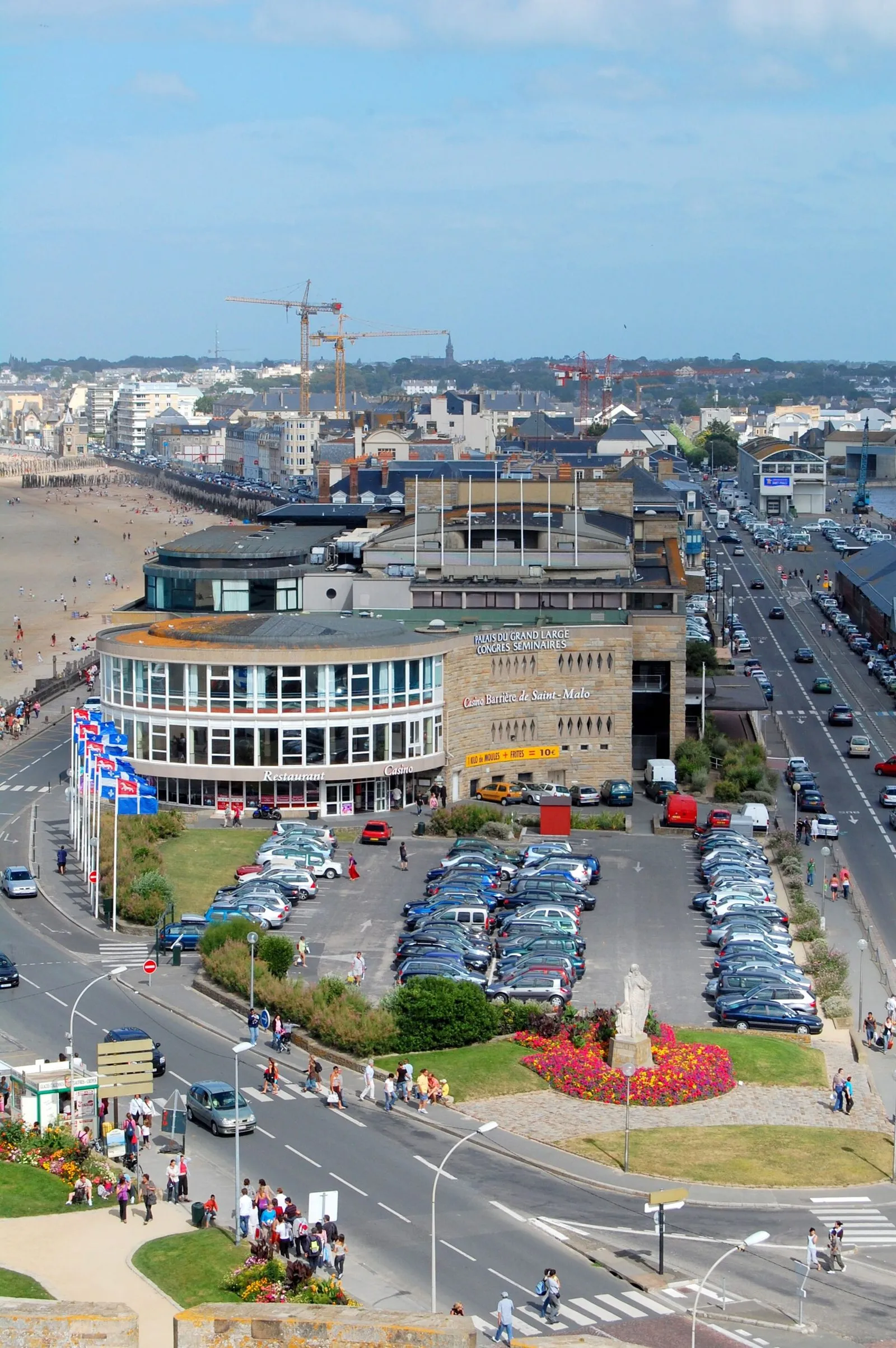 Le Palais du Grand Large vu depuis les remparts, avec la plage du Sillon à gauche