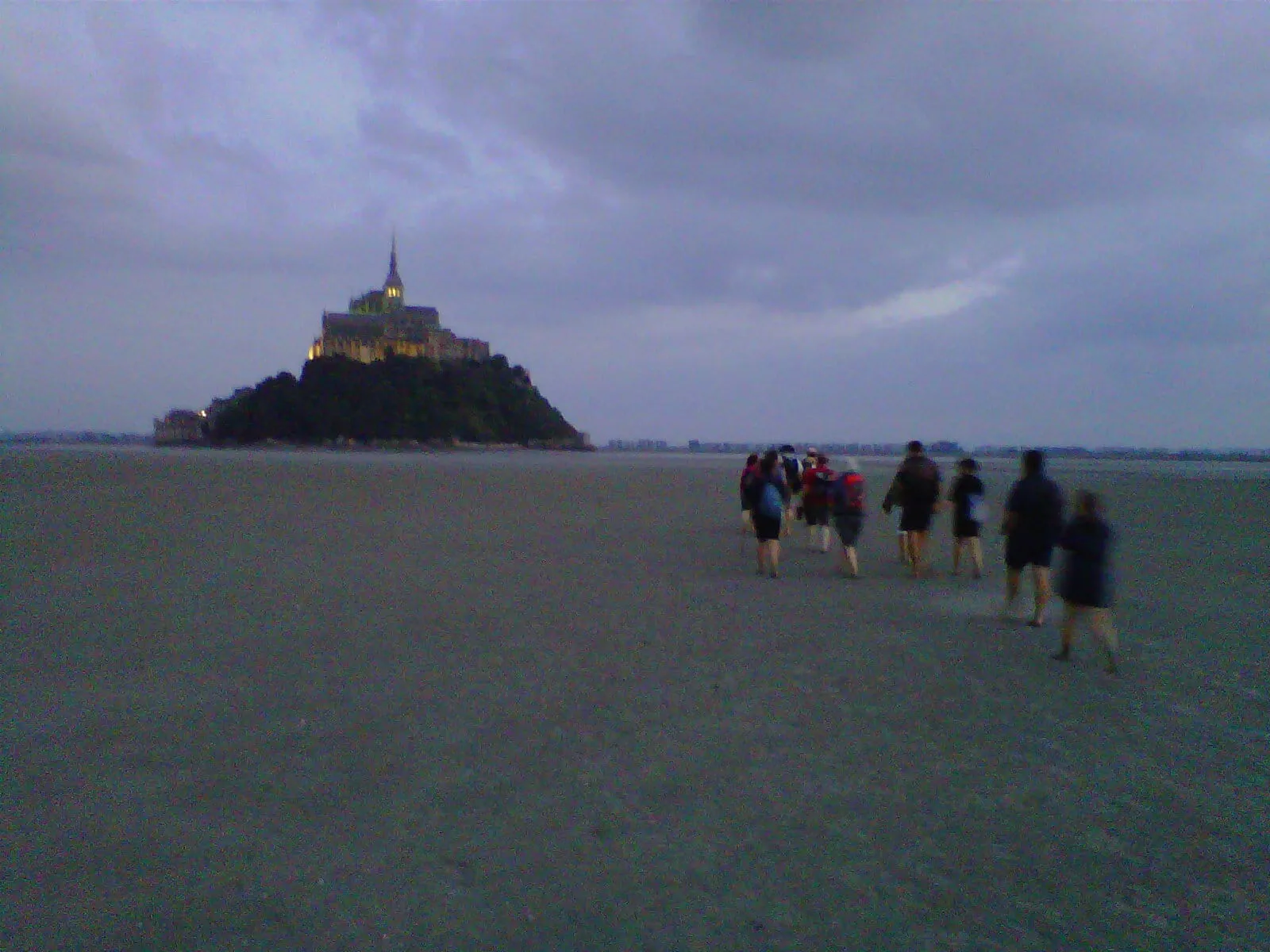 Randonneurs traversant la baie du Mont-Saint-Michel