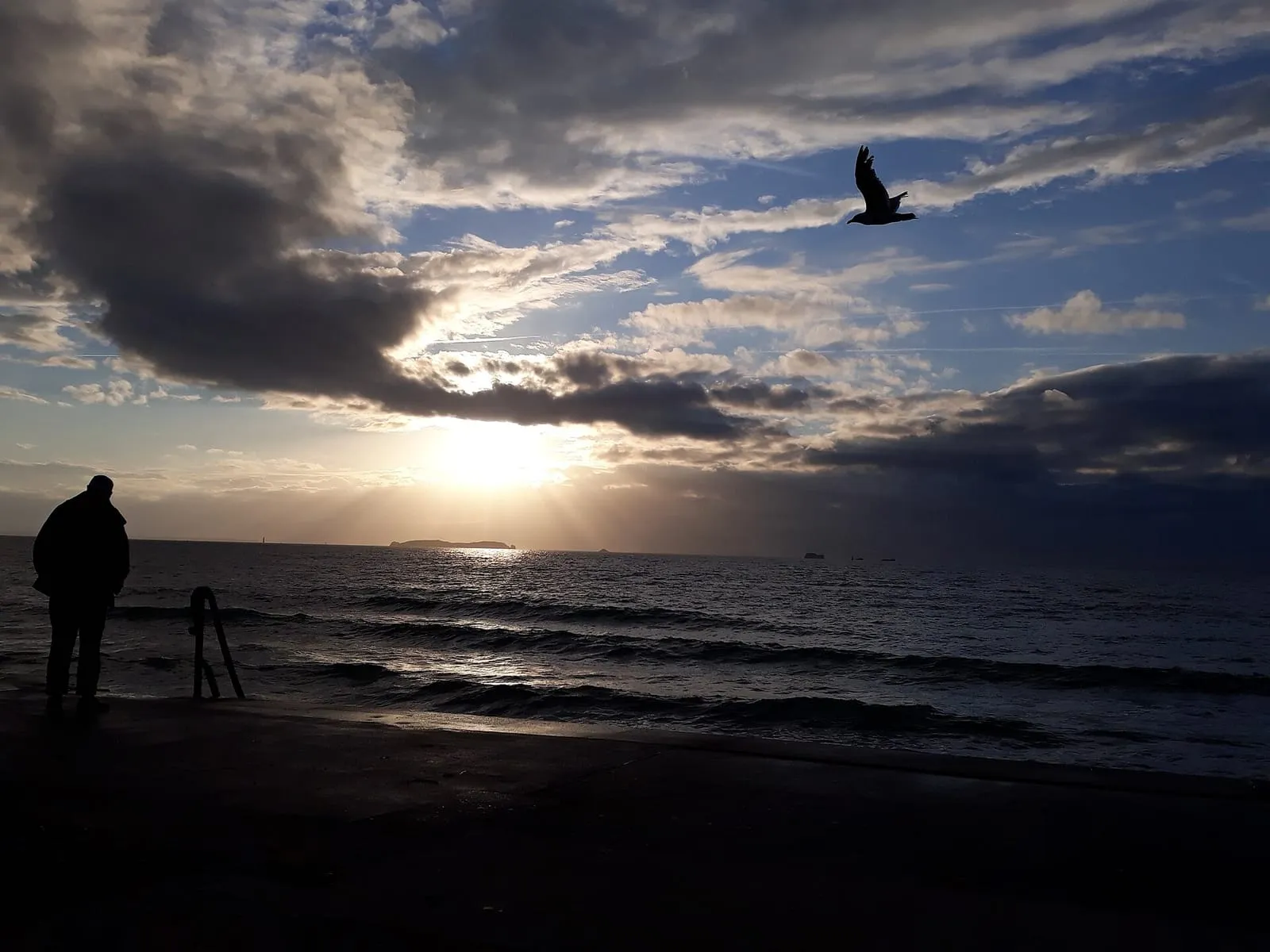 La digue et la plage de Rochebonne en été