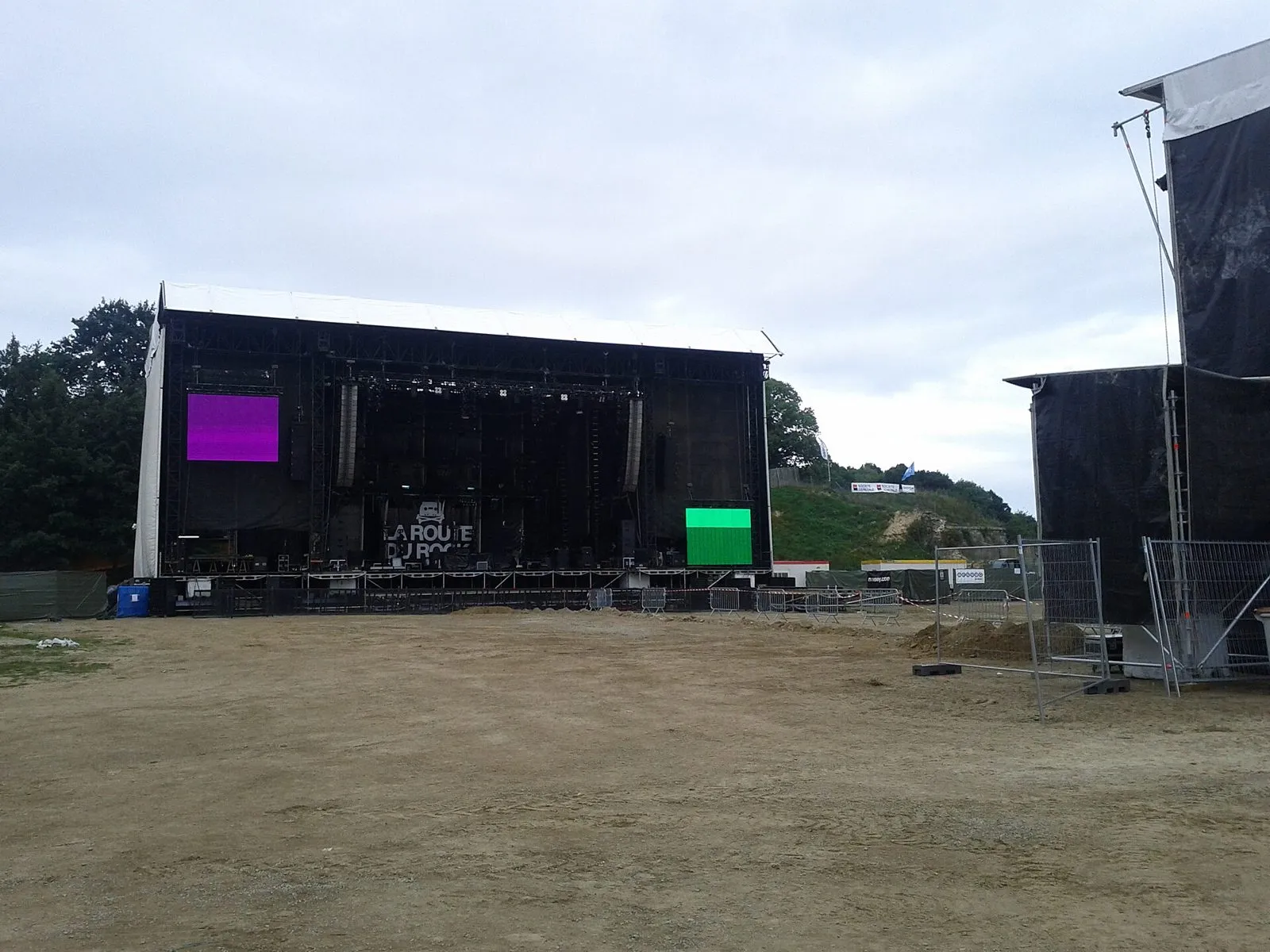 La grande scène de la Route du Rock montée dans l'enceinte du fort de Saint-Père
