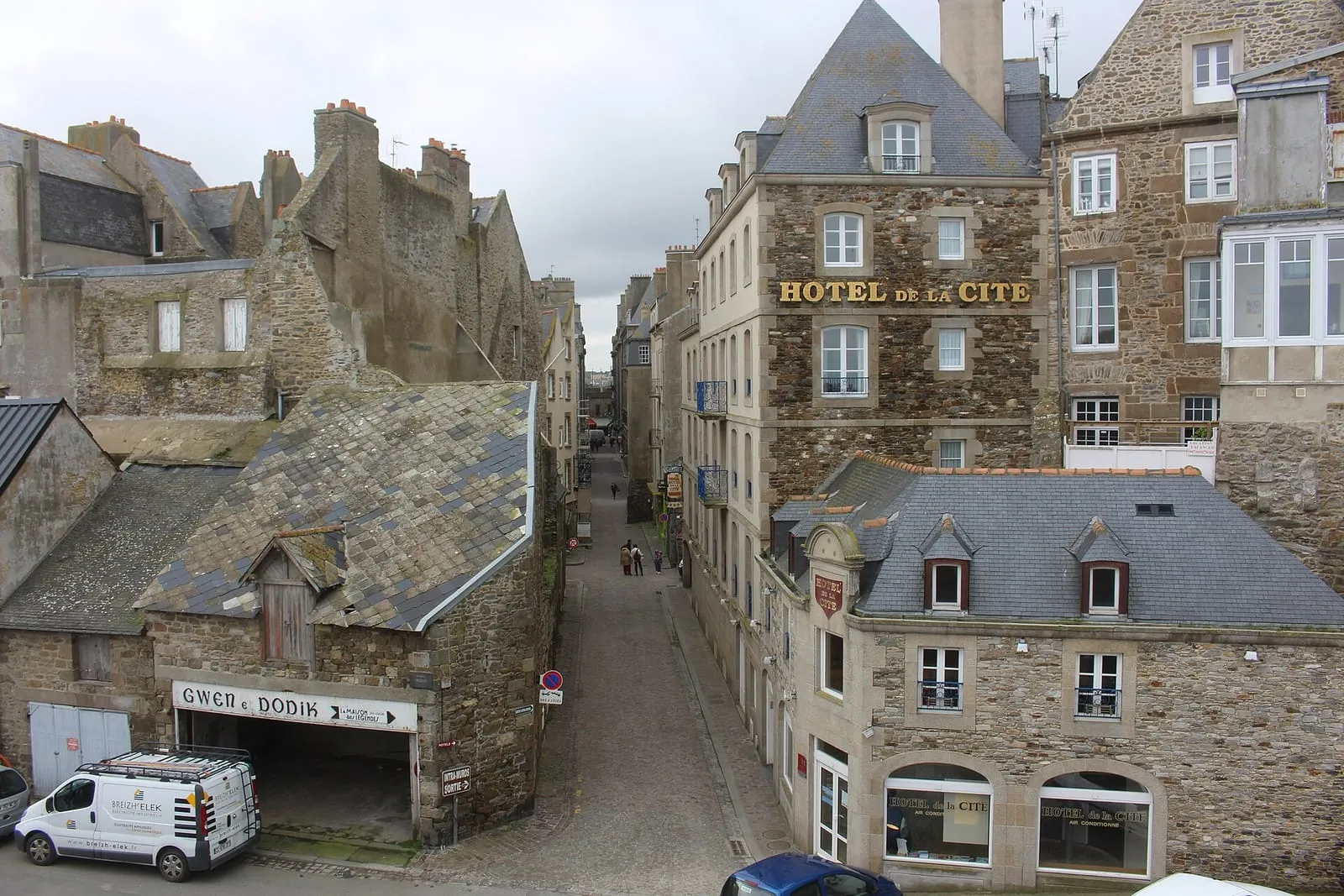 Rue Sainte-Barbe, dans la vieille ville de Saint-Malo