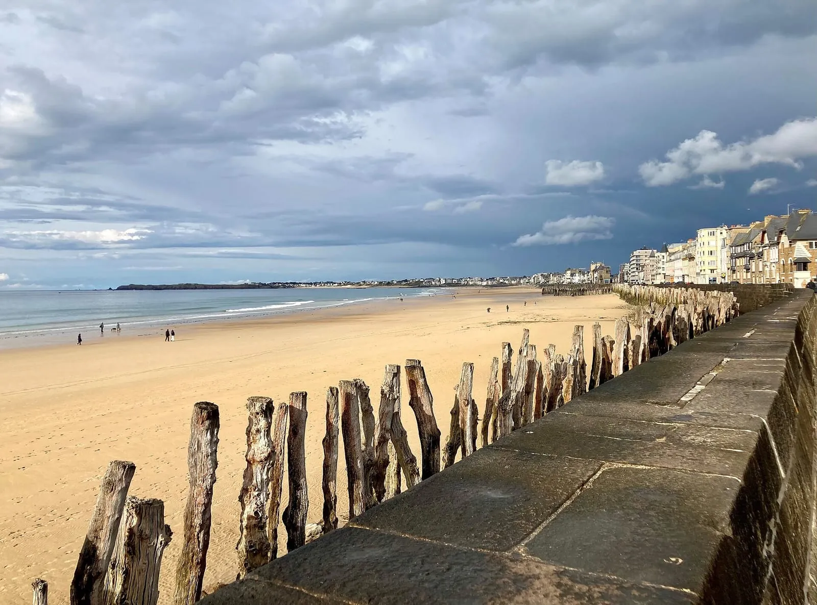 La plage du Sillon par mer calme