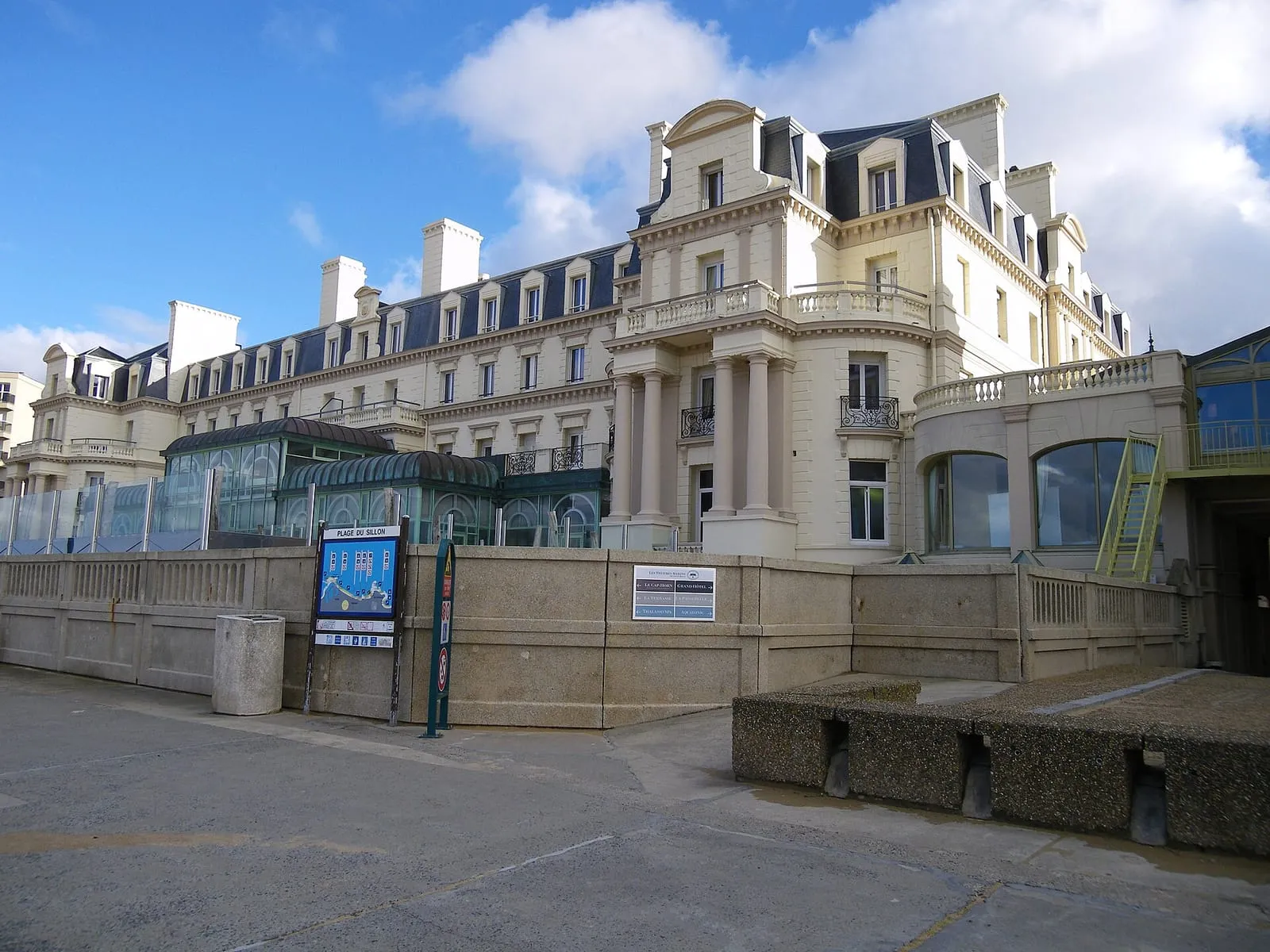 Le Grand Hôtel des Thermes sur le front de mer du Sillon