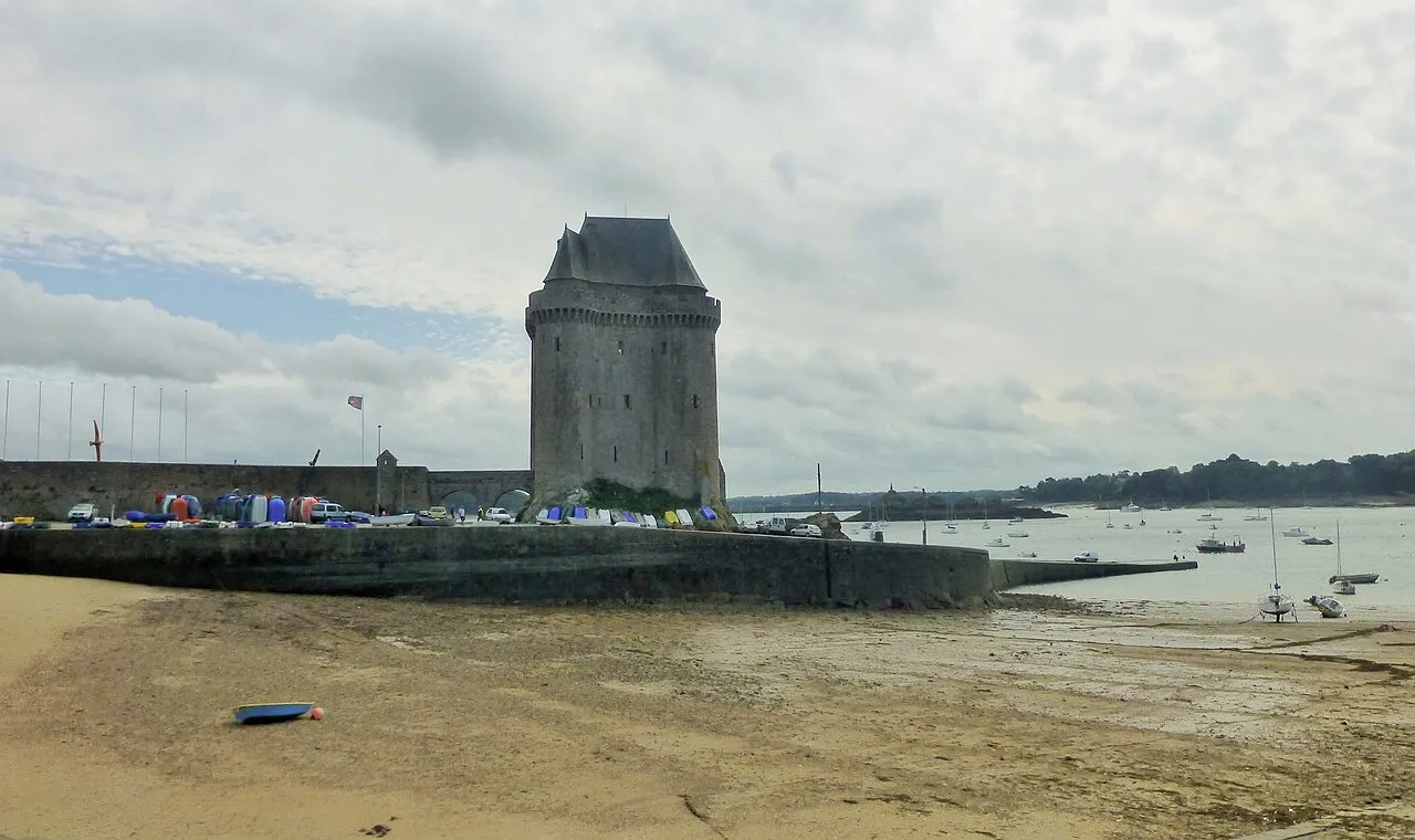 The Solidor tower seen from the shore